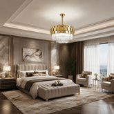 Candelabru cu Cristal 5580-500 GD cu finisaj auriu și cristale transparente instalat într-un dormitor elegant, iluminare luxoasă și decor rafinat.