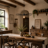 Pendul LED JD-370 montat în bucătărie modernă, lampă suspendată cu dulie E27, design rustic-industrial și iluminare decorativă.
