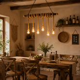 Pendul LED JD-100 suspendat deasupra meselor din restaurant, design rustic-industrial cu frânghii decorative, structură metalică și iluminare cu dulii E27.