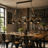 Pendul LED JD-77 suspendat deasupra mesei din dining, design rustic-industrial cu frânghie decorativă, lanțuri metalice și 5 abajururi conice negre.
