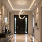 Pendul LED Cairo Crom cu cristale premium si inele suspendate montat in holul de intrare al unei vile moderne, iluminat elegant pentru foyer.
