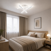 Lustra LED Modernă 73030/3WH albă cu design geometric minimalist montată într-un dormitor modern, iluminare reglabilă cu telecomandă.