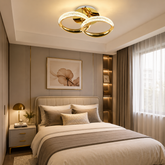 Lustra LED P011-2 instalată într-un dormitor elegant, design modern cu două cercuri decorative, iluminare LED reglabilă și finisaj auriu lucios.
