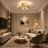 Lustra LED P011-2+2 aurie montată în living modern, cu patru cercuri decorative, iluminare LED reglabilă și telecomandă.