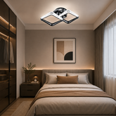 Lustra LED P013-2 instalată într-un dormitor modern, design cu două pătrate negre și iluminare LED reglabilă pentru un ambient elegant.