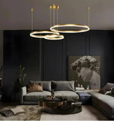 Lustra LED aurie 3 cercuri suspendata cu telecomanda, iluminare moderna pentru living cu tavan inalt