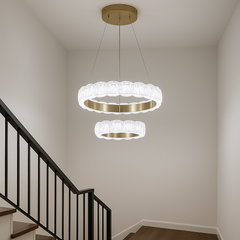 Perfecta pentru spatii cu tavan inalt, lustra LED evidentiaza zona scarii prin compozitie verticala spectaculoasa.