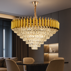 Candelabru piramidal auriu cu cristale, devenind centrul vizual impresionant al unui living mare cu decor premium.