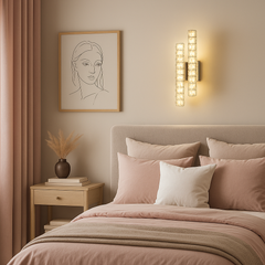 Aplica LED LUBAN Crystal Vision cu design vertical transparent, lumina reglabila prin telecomanda pentru dormitor elegant