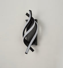 Aplica LED LUBAN Twist Negru 38W, design twist sculptural, montata in dormitor modern pentru lumina ambientala eleganta