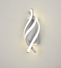 Aplica LED Twist Alb 38W, forme curbe sculpturale, iluminand uniform un living contemporan cu accente moderne