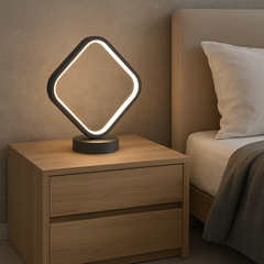 Veioza LED patrata negru mat 26W cu 3 tonuri si lumina reglabila ofera o atmosfera calda si relaxanta, ideala pentru dormitor modern.