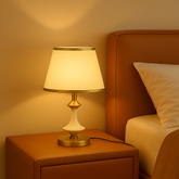 Veioza 8619 conica alb-aurie cu abajur textil alb difuzeaza lumina uniform, ideala pentru dormitor si pentru o atmosfera relaxanta seara.