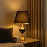 Veioza 8620 cilindrica cu abajur textil alb-auriu ofera lumina relaxanta si uniforma, perfecta pentru dormitor si seri linistite.