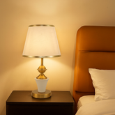 Veioza T8727 alb-auriu de 52 cm cu abajur textil difuzeaza lumina placuta, perfecta pentru atmosfera relaxanta din dormitor.