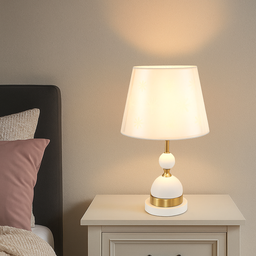 Veioza 8633 cu abajur textil alb/negru si detalii aurii, perfecta pentru dormitor modern, oferind lumina calda difuza pentru relaxare.