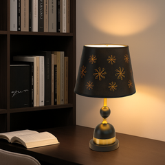 Veioza 8633 negru cu abajur textil si accente aurii, ideala pentru birou modern, oferind lumina calda si stil profesional.