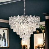 Candelabru rotund din cristal argintiu Ø500 mm, montat central intr-un living elegant cu iluminare intensa si reflexii luxoase