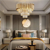 Candelabru rotund auriu 9001/300FG cu cristale lumineaza delicat dormitorul, oferind o atmosferă calda si accent glam.