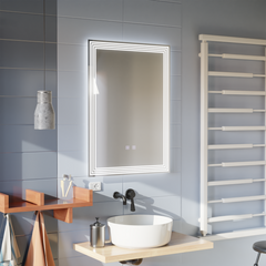 Oglinda smart 50×70 cm cu 3 benzi LED, control tactil si functie anti-abur, perfecta pentru baie moderna