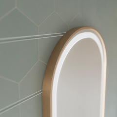 Oglinda smart circulara aurie in baie moderna cu iluminare LED si sistem anti abur pentru machiaj si igiena zilnica