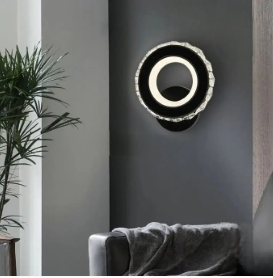 Aplica LED Chroma 24W negru+crom, profil compact, iluminand uniform un living contemporan cu accente moderne