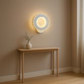 Aplica LED LUBAN Chroma, profil compact negru mat cu crom 24W, iluminand livingul modern cu lumina adaptiva calda–rece