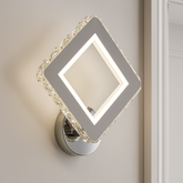 Aplica LED Diamond 34W, forma romboidala decorativa, iluminand uniform un living contemporan minimalist