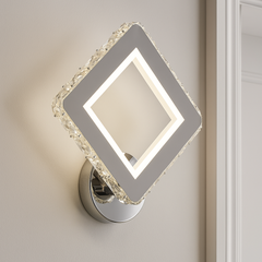 Aplica LED Diamond 34W, forma romboidala decorativa, iluminand uniform un living contemporan minimalist