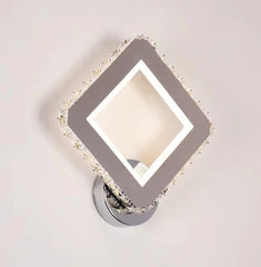 Aplica LED Diamond 34W, design romboidal alb, instalata pe un hol modern pentru lumina clara si rafinata