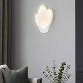 Aplica LED Flora 24W, forme florale organice, iluminand uniform un living contemporan cu accente naturale