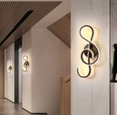 Aplica LED LUBAN Key Ø350mm, forma inspirata din cheie sol, instalata intr-un hol modern pentru lumina eleganta