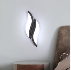 Aplica LED sferica LUBAN Orb Ø290mm, montata pe perete in dormitor modern, lumina reglabila 20W uniforma