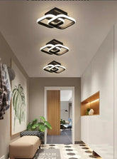 Lustra LED neagra cu doua patrate 36W, montata pe tavan in coridor modern, lumina reglabila 2800K–6500K, design geometric minimalist.