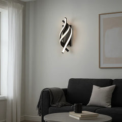 Aplica LED Twist Negru 38W, forme curbe dinamice, iluminand uniform un living contemporan cu accente artistice