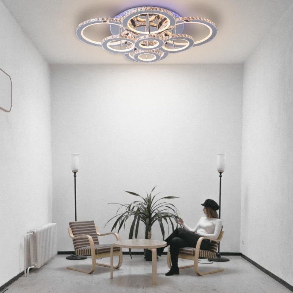 Lustra LED 328W cu 8 inele si cristal, lumina RGB si reglaj 3500K-6500K cu telecomanda, montata in living modern pentru iluminare eleganta