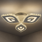 Lustra LED rotunda 84W cu margini cristaline si lumina reglabila 3000K-6500K cu telecomanda, montata in living modern pentru iluminare eleganta si stralucitoare