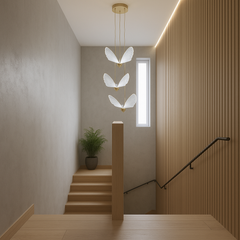 Lustra LED fluture 36W auriu cu sticla si 3 culori de lumina, montata in zona de scari pentru iluminare moderna si eleganta