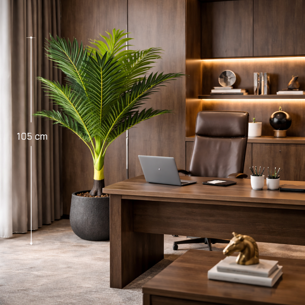 Planta artificiala decorativa tip palmier 105 cm amplasata langa birou executiv in birou modern, planta decorativa pentru birou managerial.