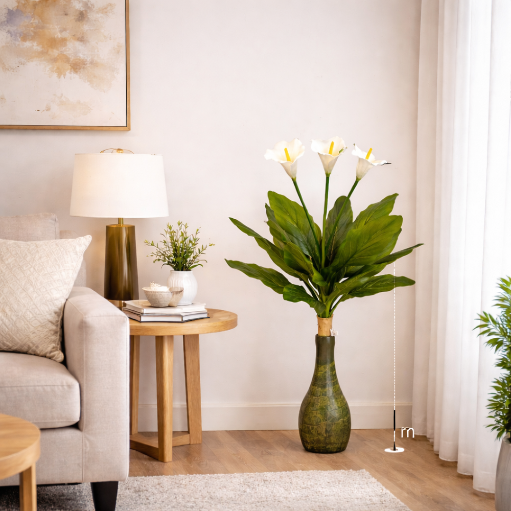 Planta artificiala cala 100 cm cu flori albe si frunze verzi dense, decor living elegant modern, aspect natural rafinat