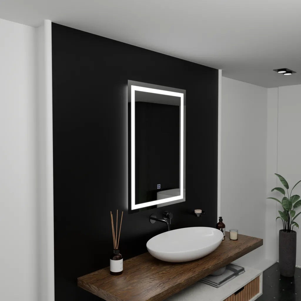Oglinda LED 50x70 cm cu touch si contur luminos rece, design modern pentru baie si spatii contemporane.
