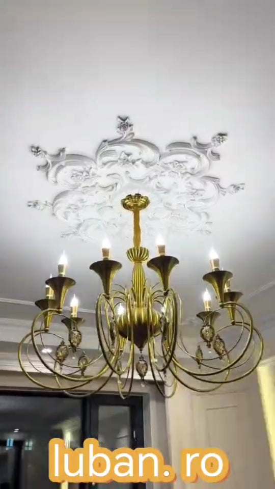 Candelabru clasic cu 8 brate in finisaj cupru antic, oferind lumina calda si eleganta unui living traditional sau rustic.