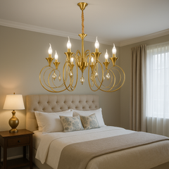 Candelabru cu 8 brate din metal cupru antic, creand atmosfera calda si vintage intr-un dormitor elegant si decorat traditional.