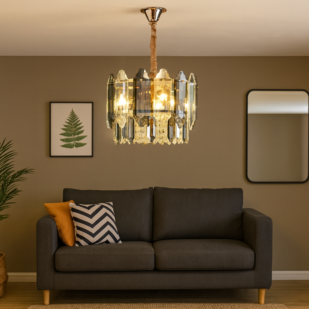 Candelabru rotund auriu cu 3 surse E27, oferind iluminare calda si eleganta unui living decorat in stil clasic sau modern.