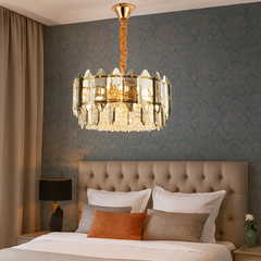 Candelabru rotund din metal auriu cu 9 E27, creand atmosfera calda si luxoasa intr-un dormitor decorat clasic.