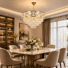 Candelabru rotund auriu Ø600 cu 12 socluri E27 intr-un dormitor spatios, iluminare calda ambientala si design elegant.