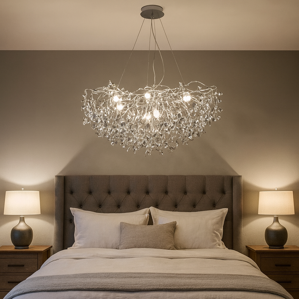 Candelabru rotund Ø800 auriu cu elemente cromate in dormitor spatios, lumina ambientala placuta cu becuri E14 LED, control prin intrerupator