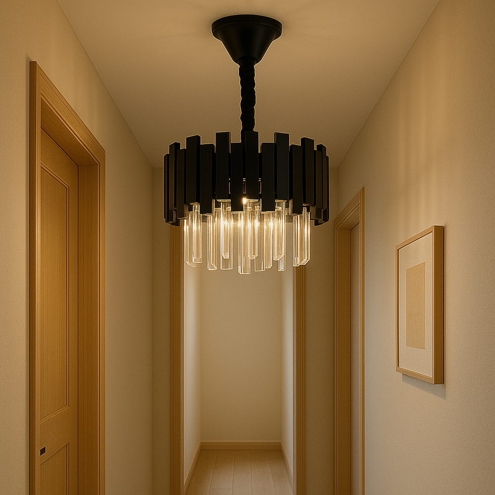 Candelabru rotund negru cu cristale pe hol modern, iluminare decorativa eleganta, lumina calda si design rafinat