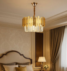 Candelabru auriu mat rotund cu cristale, 3 surse E27, design elegant pentru dormitor luminos si ambient rafinat.