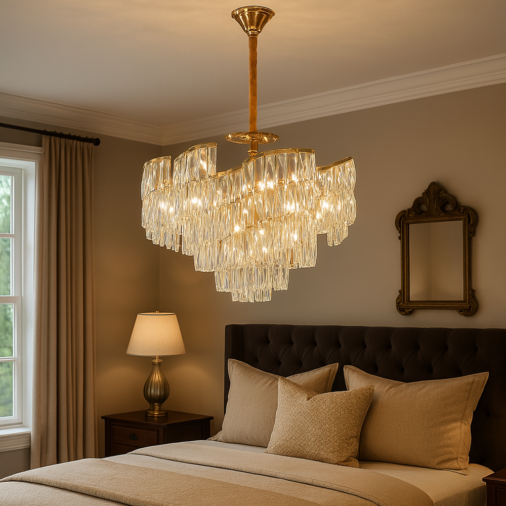 Candelabru rotund auriu Ø400 cu elemente transparente, montat in dormitor mare, lumina ambientala calda, stil lux